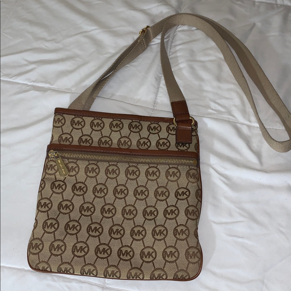 Michael Kors jet set crossbody monogram